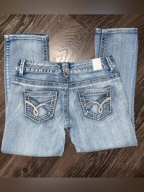 Maurices Women’s Size 1/2 Light Wash Skinny Jeans Embellished Back Pockets